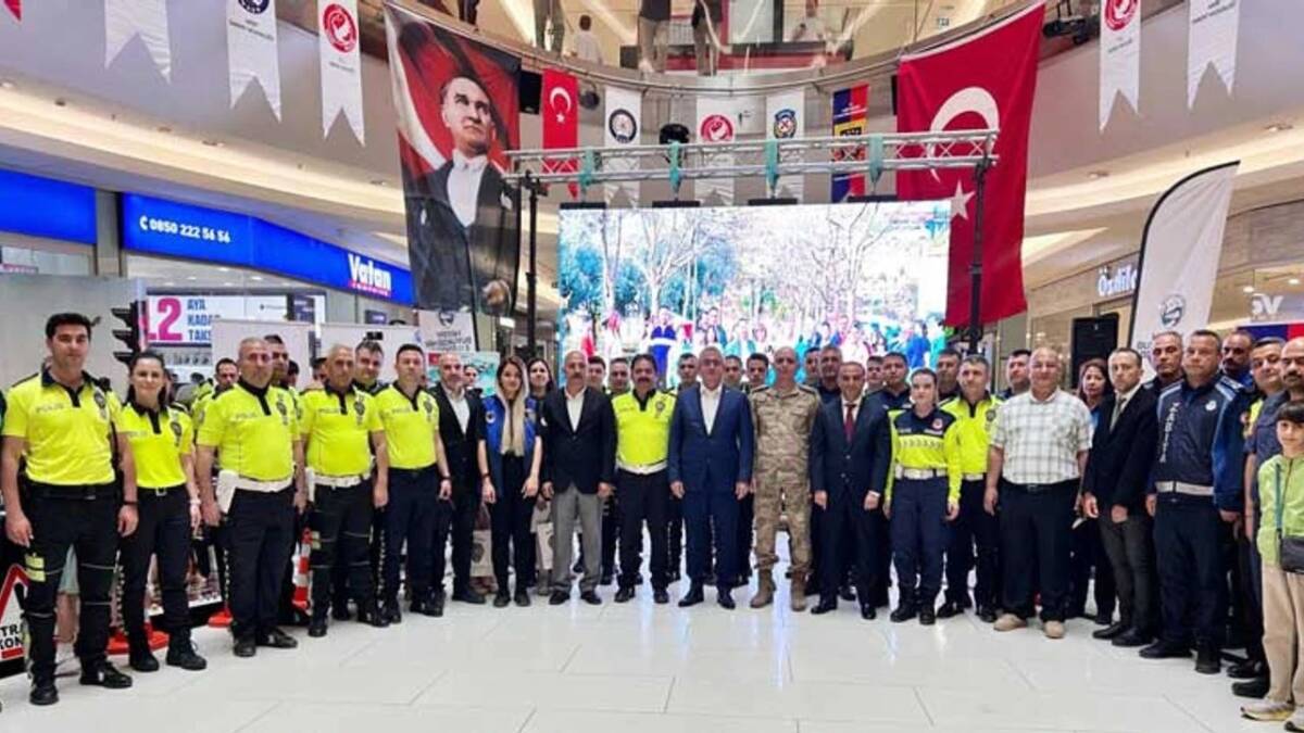 İskenderun’da Karayolu Trafik Güvenliği Günü ve Trafik Haftası kapsamında düzenlenen