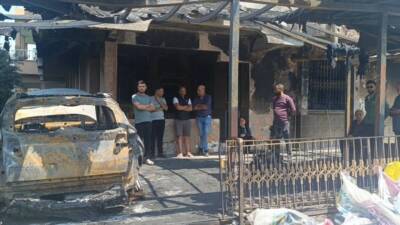 Hatay’ın Samandağ ilçesinde, park halindeki bir otomobil aniden alev alırken