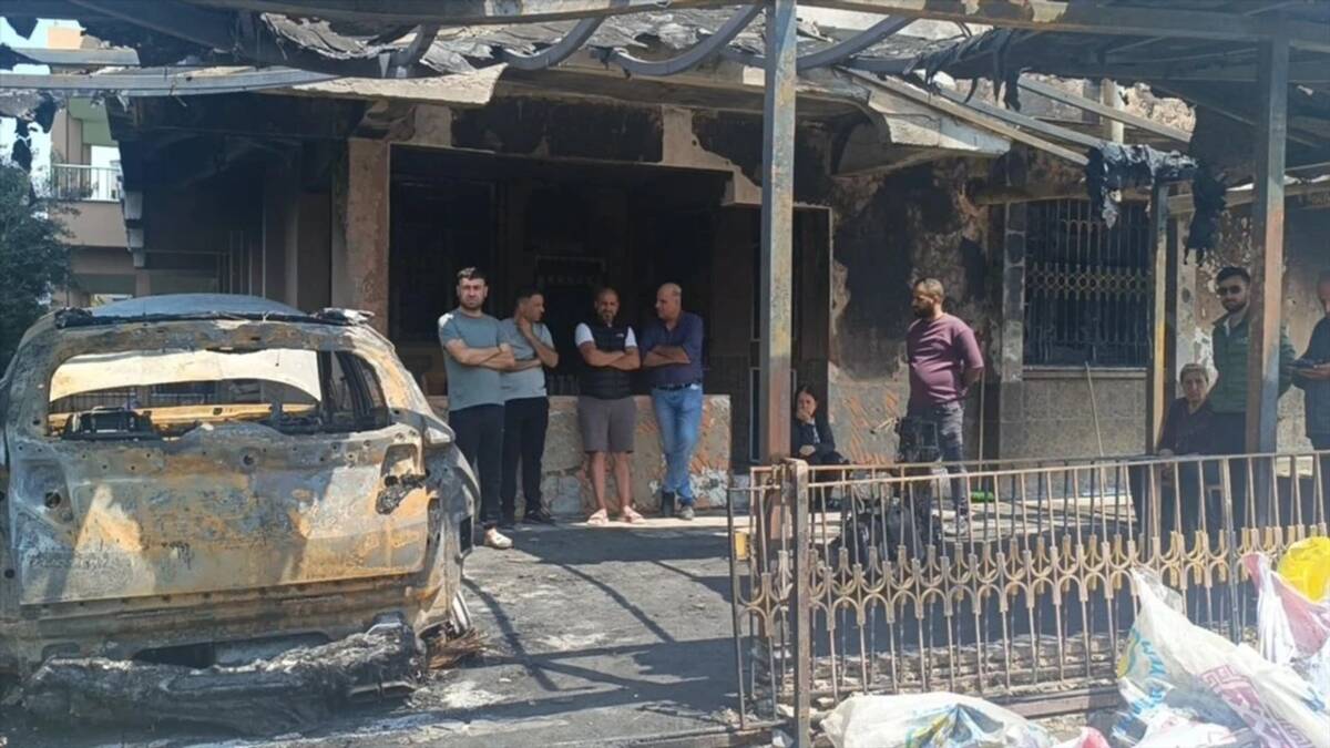 Hatay’ın Samandağ ilçesinde, park halindeki bir otomobil aniden alev alırken