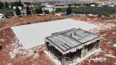 Hatay Büyükşehir Belediyesi, Reyhanlı ilçesinde yapımına başlanan modern halı saha