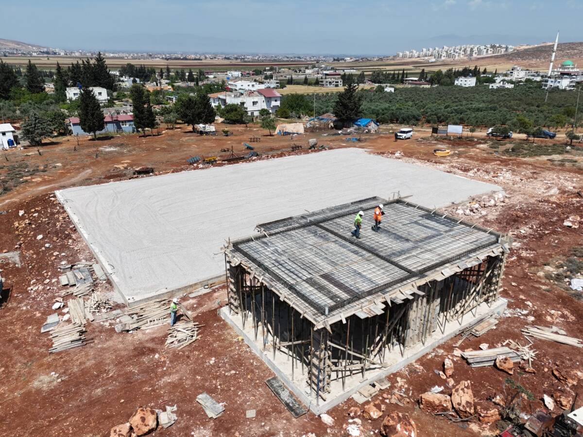 Hatay Büyükşehir Belediyesi, Reyhanlı ilçesinde yapımına başlanan modern halı saha