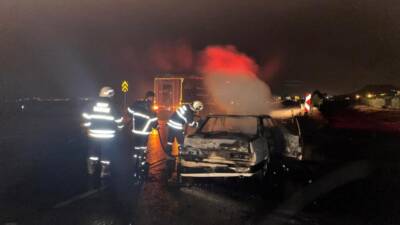 Hatay’ın Kırıkhan ilçesinde trafikte seyir halindeyken alevlere teslim olan otomobil
