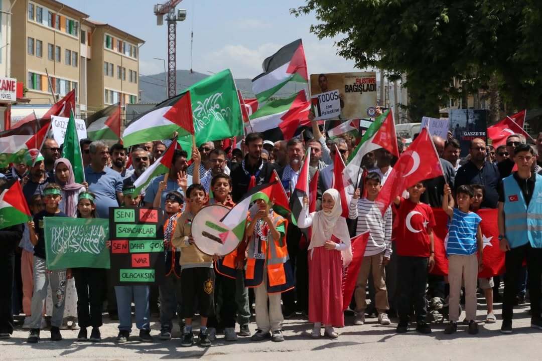 Hatay’da düzenlenen “Adım Adım Özgürlüğe Yürüyüşü,” sivil toplum kuruluşlarının öncülüğünde