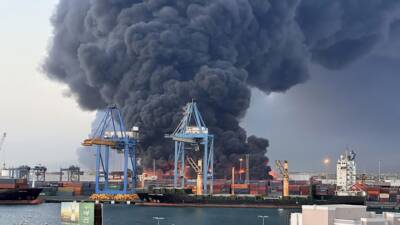 Sudan’ın doğusunda bulunan Port Sudan’da şiddetli patlamalar ve yangınlar meydana