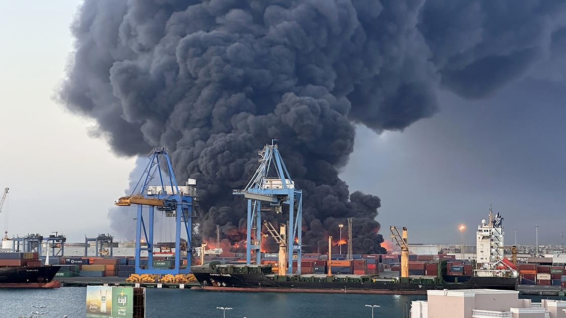 Sudan’ın doğusunda bulunan Port Sudan’da şiddetli patlamalar ve yangınlar meydana