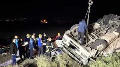 Hatay’ın Reyhanlı ilçesinde meydana gelen trafik kazasında, takla atan tırda