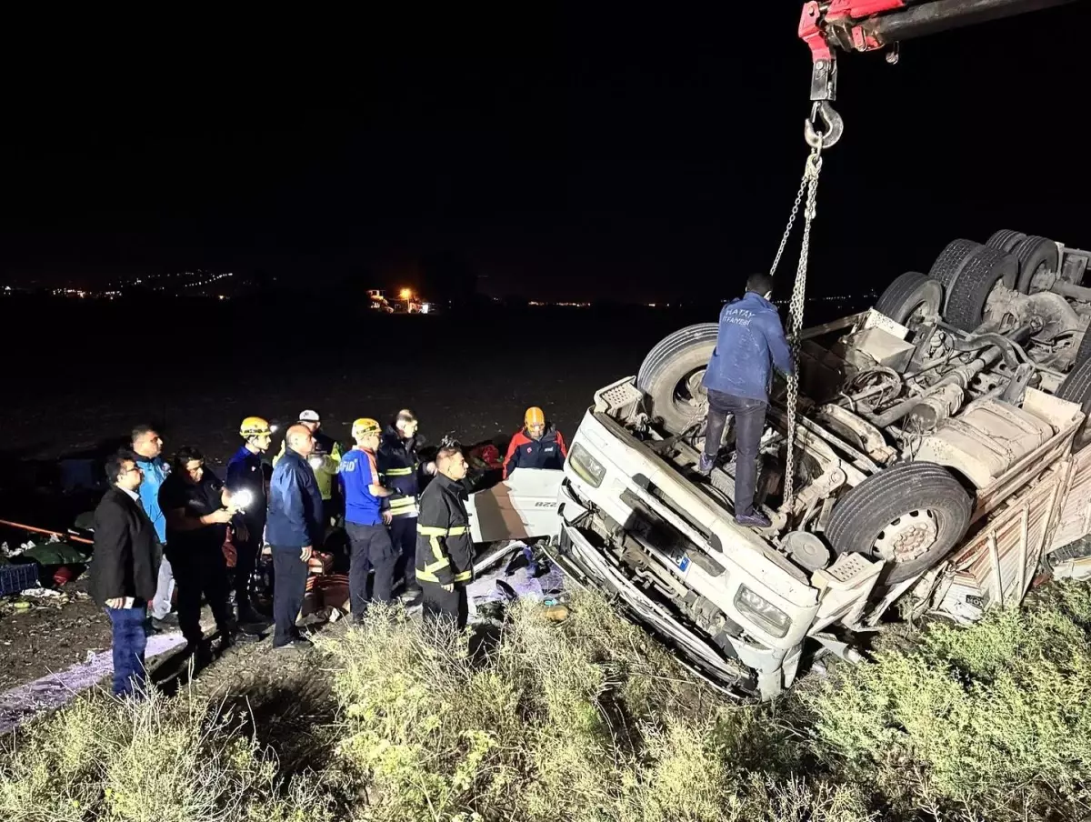 Hatay’ın Reyhanlı ilçesinde meydana gelen trafik kazasında, takla atan tırda