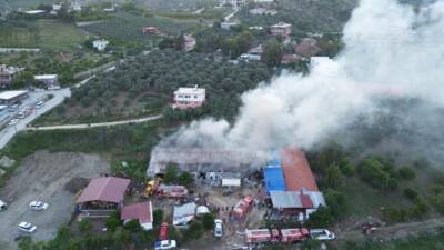 Hatay’ın Defne ilçesinde bir tekstil fabrikasında mesai sonrası çıkan yangın,