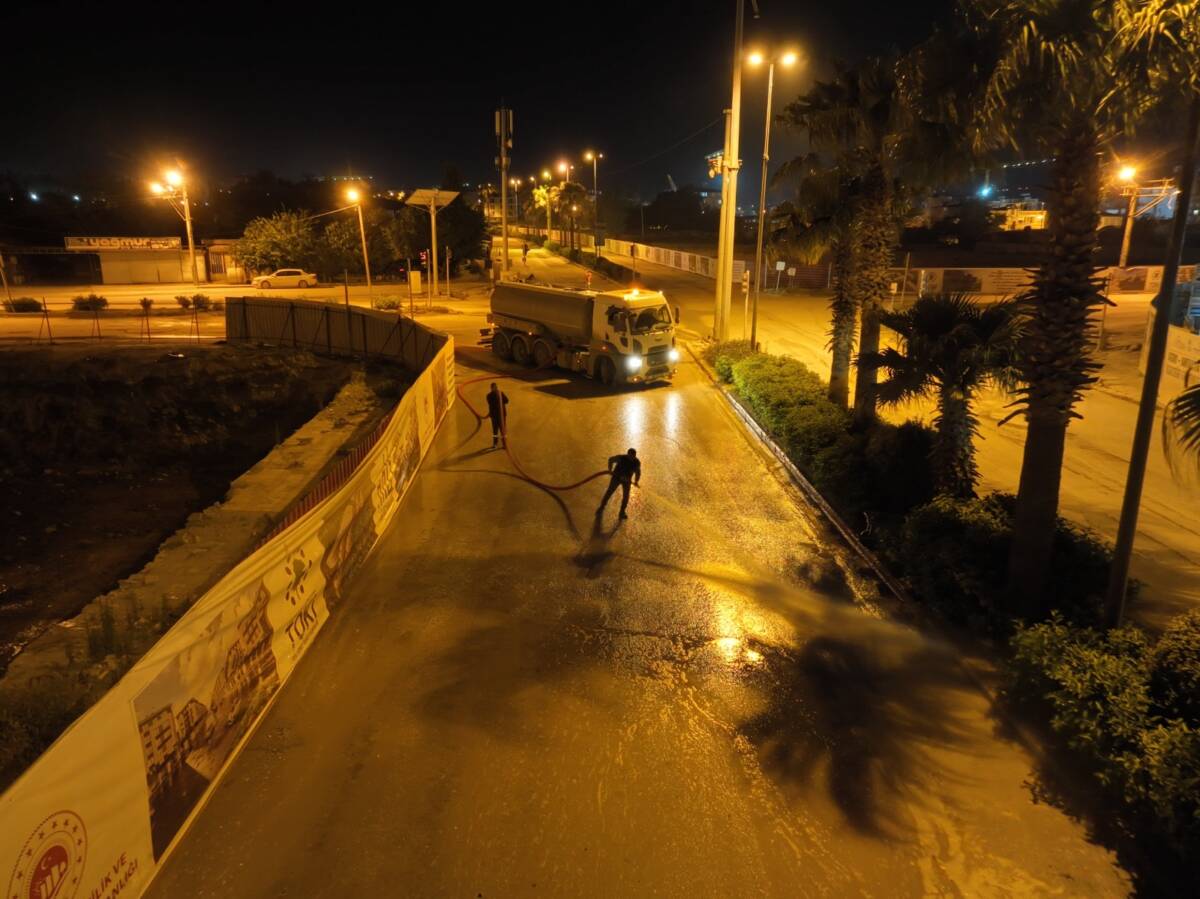 Hatay Büyükşehir Belediyesi (HBB), kent genelinde sürdürdüğü temizlik seferberliğini gece