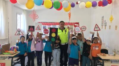 Hatay'da görev yapan trafik polisi Tayyar Benden, Karayolu Trafik Haftası’nda