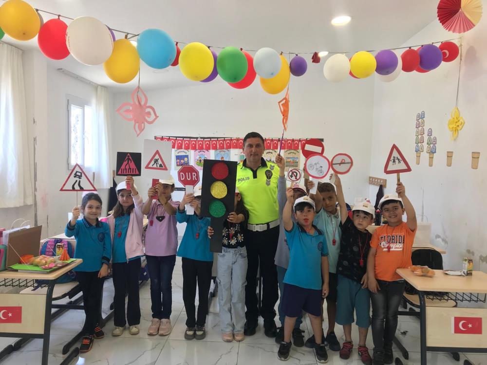 Hatay'da görev yapan trafik polisi Tayyar Benden, Karayolu Trafik Haftası’nda