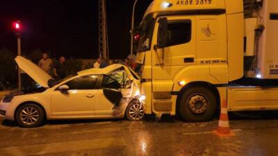 Hatay’ın Hassa ilçesinde meydana gelen trafik kazasında, tırın arkadan çarptığı