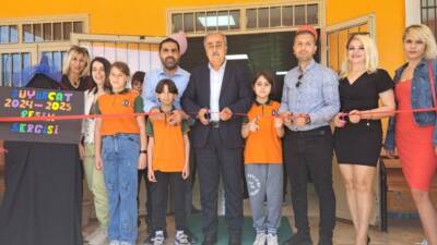 Defne Büyükçat Ortaokulu’nda, öğrencilerin özgün eserlerinin sergilendiği “Ufuk Çizgisinden Öteye”