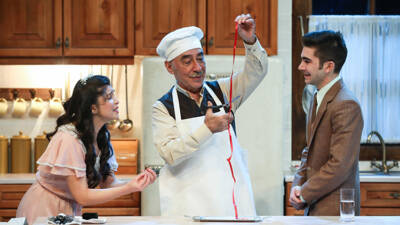 Usta oyuncu Şener Şen’i 40 yıl aradan sonra tiyatro sahnesine