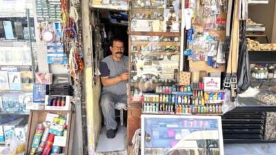 63 yaşındaki Mehmet Çetin, 30 yıldır 2 metrekarelik dükkanında çakmak