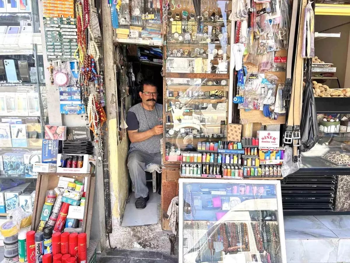 63 yaşındaki Mehmet Çetin, 30 yıldır 2 metrekarelik dükkanında çakmak