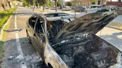 Hatay’ın Antakya ilçesinde seyir halindeki bir otomobil bilinmeyen bir nedenle