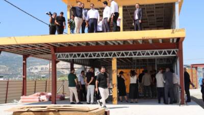 Hatay’ın Samandağ ilçesinde, deprem sonrası başlatılan Hatay Sörf Merkezi’nin inşası