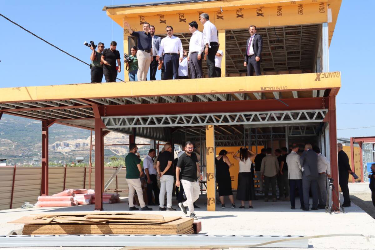 Hatay’ın Samandağ ilçesinde, deprem sonrası başlatılan Hatay Sörf Merkezi’nin inşası