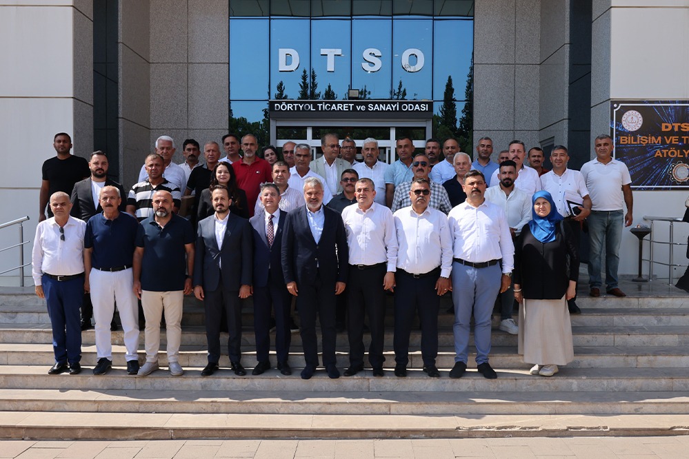 Hatay Büyükşehir Belediye Başkanı Mehmet Öntürk, Dörtyol ilçesinde gerçekleştirdiği ziyaretlerde