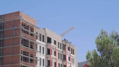 Hatay’ın Antakya ilçesinde, Cumhuriyet Caddesi üzerinde bulunan Antakya Lisesi karşısındaki