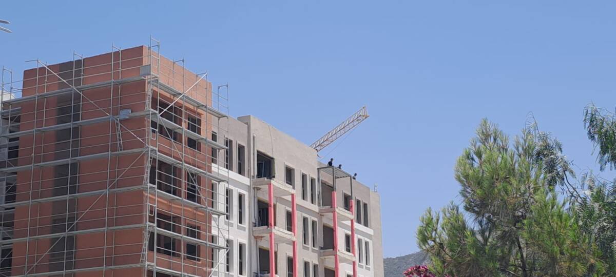Hatay’ın Antakya ilçesinde, Cumhuriyet Caddesi üzerinde bulunan Antakya Lisesi karşısındaki