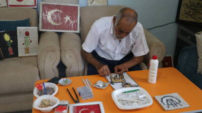 65 yaşındaki Mustafa Eniç, oğlunun üniversite ödevi sayesinde tanıştığı mozaik