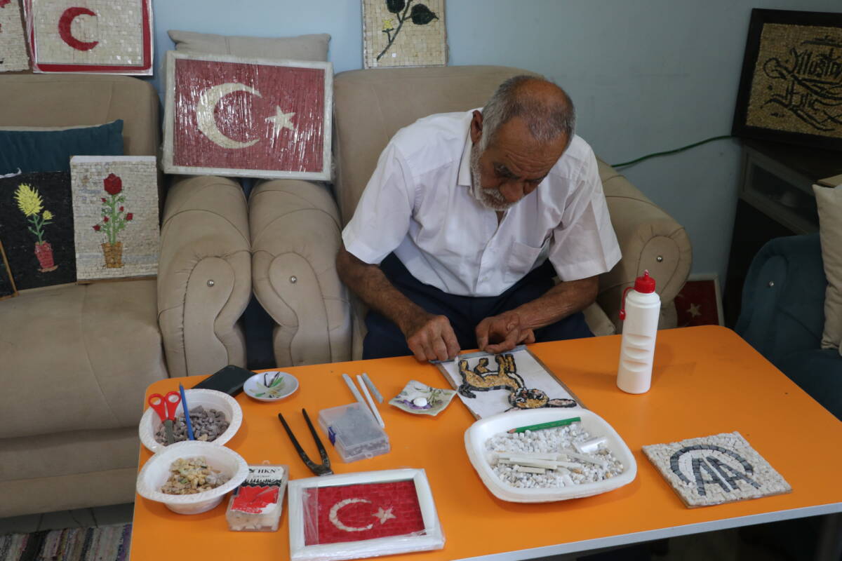 65 yaşındaki Mustafa Eniç, oğlunun üniversite ödevi sayesinde tanıştığı mozaik