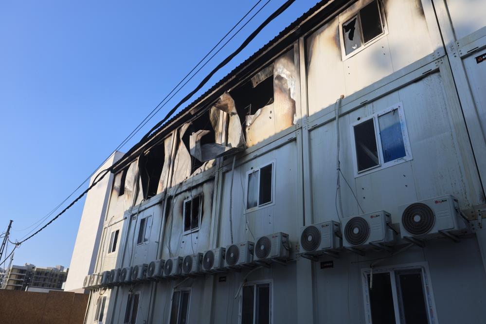 Hatay’ın Defne ilçesinde bir şantiye alanında çıkan yangın, Hatay Büyükşehir