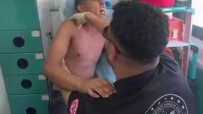 Hatay’da Rahim Cunedioğlu adında bir 112 acil sağlık çalışanı, omzu