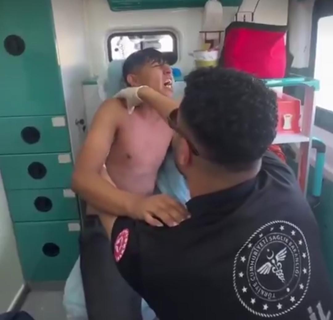 Hatay’da Rahim Cunedioğlu adında bir 112 acil sağlık çalışanı, omzu