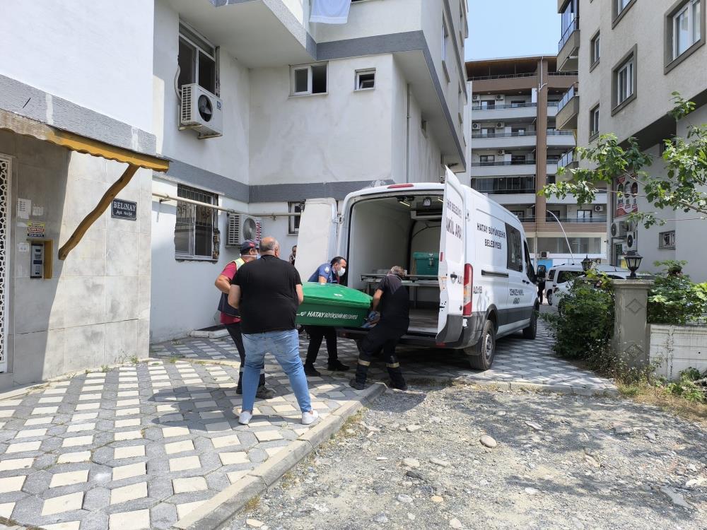 Hatay’ın Dörtyol ilçesinde, komşularının uzun süredir haber alamadığı 80 yaşındaki