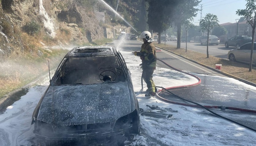 Araç Alev Aldı, Doğa Tehlike Altına Girdi Hatay’ın merkez ilçesi Antakya’da seyir halindeyken alevlere teslim olan