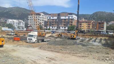 6 Şubat depremlerinin ardından yıkılan Mehmet Akar Ortaokulu ile Mustafa