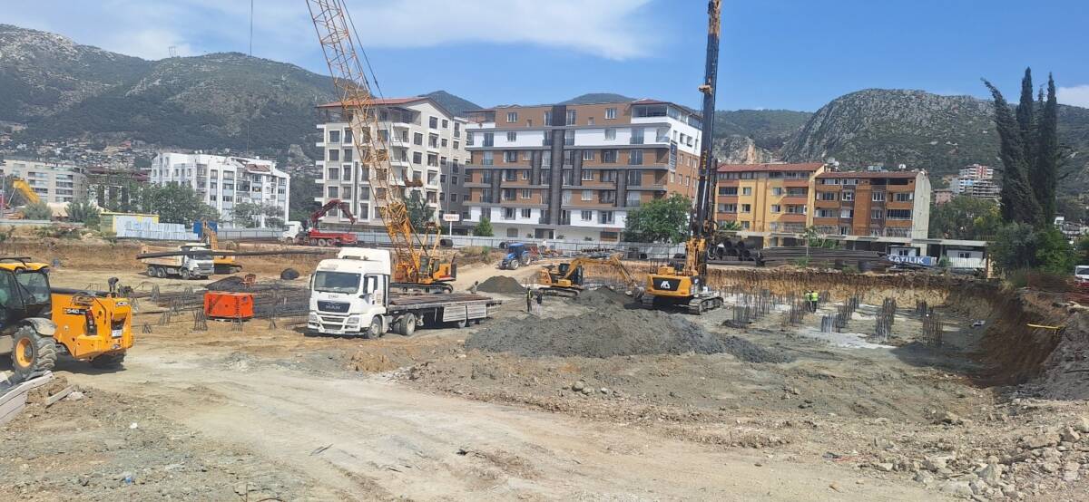 6 Şubat depremlerinin ardından yıkılan Mehmet Akar Ortaokulu ile Mustafa