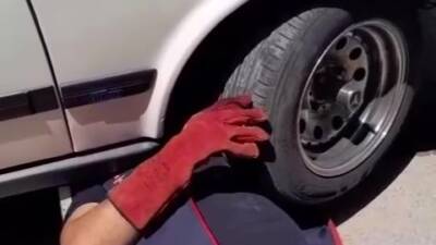 Hatay’ın Belen ilçesinde, park halindeki bir otomobilin motor bölümüne girerek