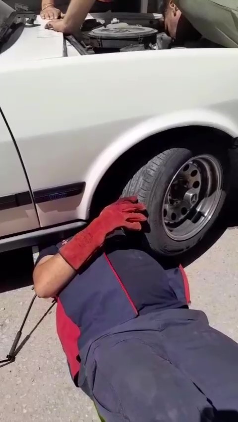 Hatay’ın Belen ilçesinde, park halindeki bir otomobilin motor bölümüne girerek