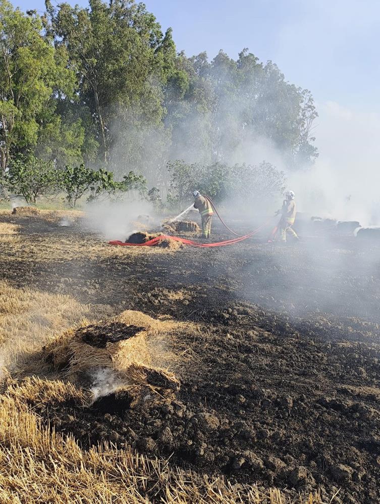 Antakya’nın Arpahan Mahallesi’nde buğday hasadının ardından tarlada biriken saman balyaları