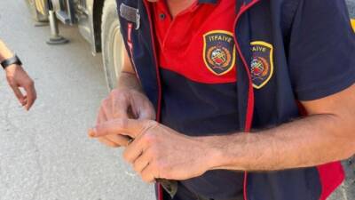 Hatay’ın Antakya ilçesinde bir binanın penceresine ayağına dolanan ip nedeniyle