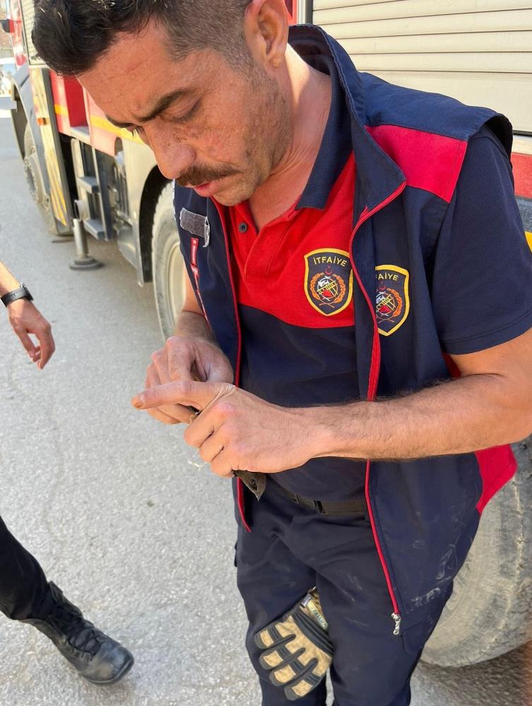 Hatay’ın Antakya ilçesinde bir binanın penceresine ayağına dolanan ip nedeniyle