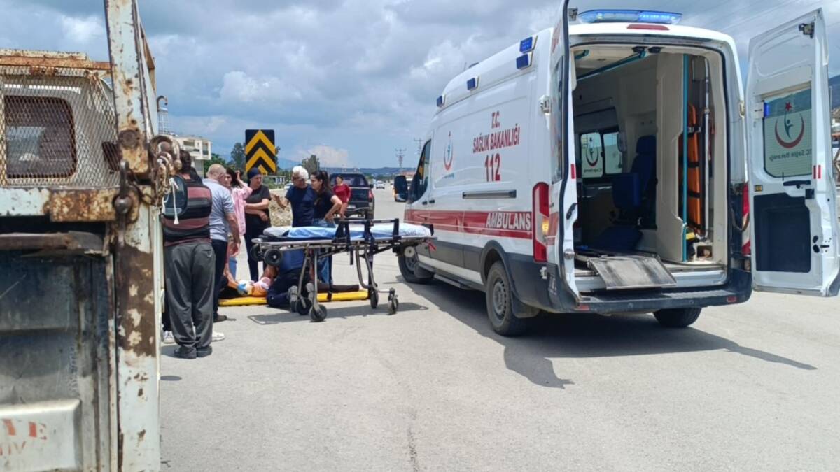 Hatay’ın Samandağ ilçesinde meydana gelen trafik kazasında, otomobille motosikletin çarpışması