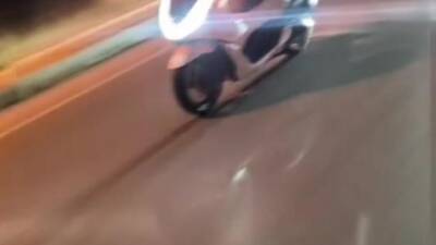 Hatay’ın Arsuz ilçesinde bir motosiklet sürücüsü, seyir halindeyken yaptığı akrobatik