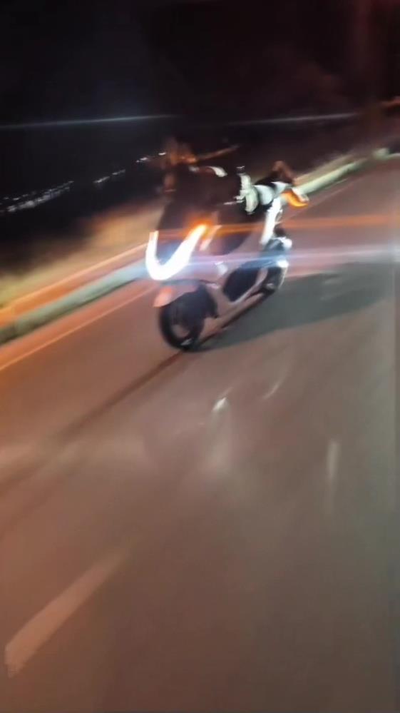 Hatay’ın Arsuz ilçesinde bir motosiklet sürücüsü, seyir halindeyken yaptığı akrobatik