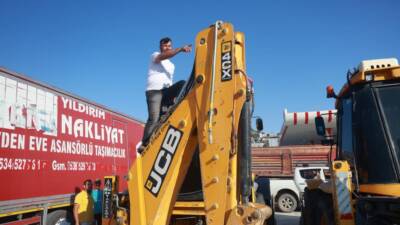 Hatay’da hafriyat işiyle geçimini sağlayan Bülent Kuyucu, kepçesinin bomuna yuva