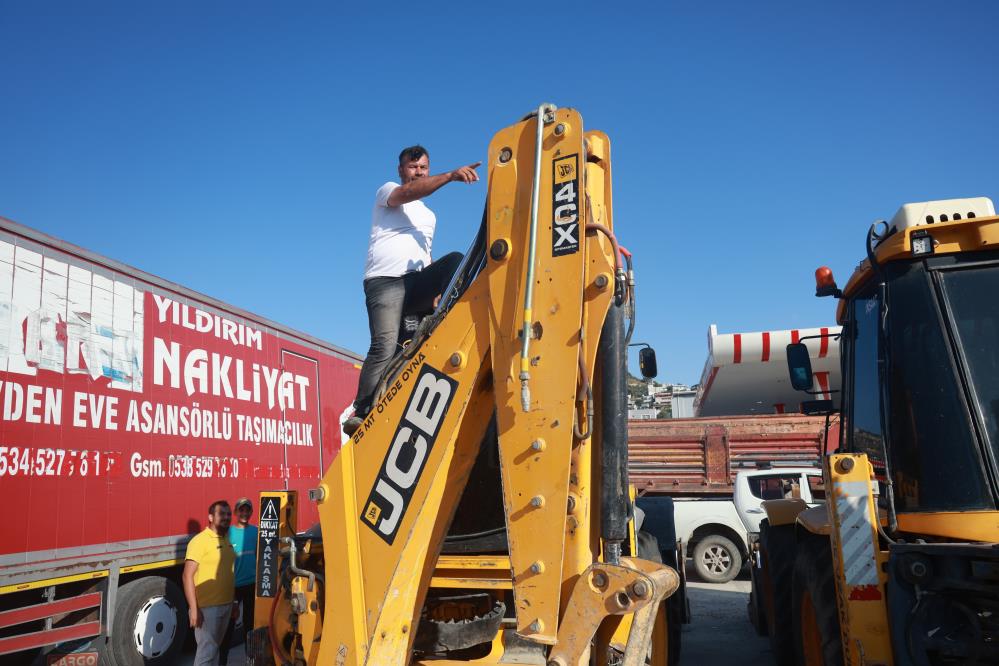Hatay’da hafriyat işiyle geçimini sağlayan Bülent Kuyucu, kepçesinin bomuna yuva