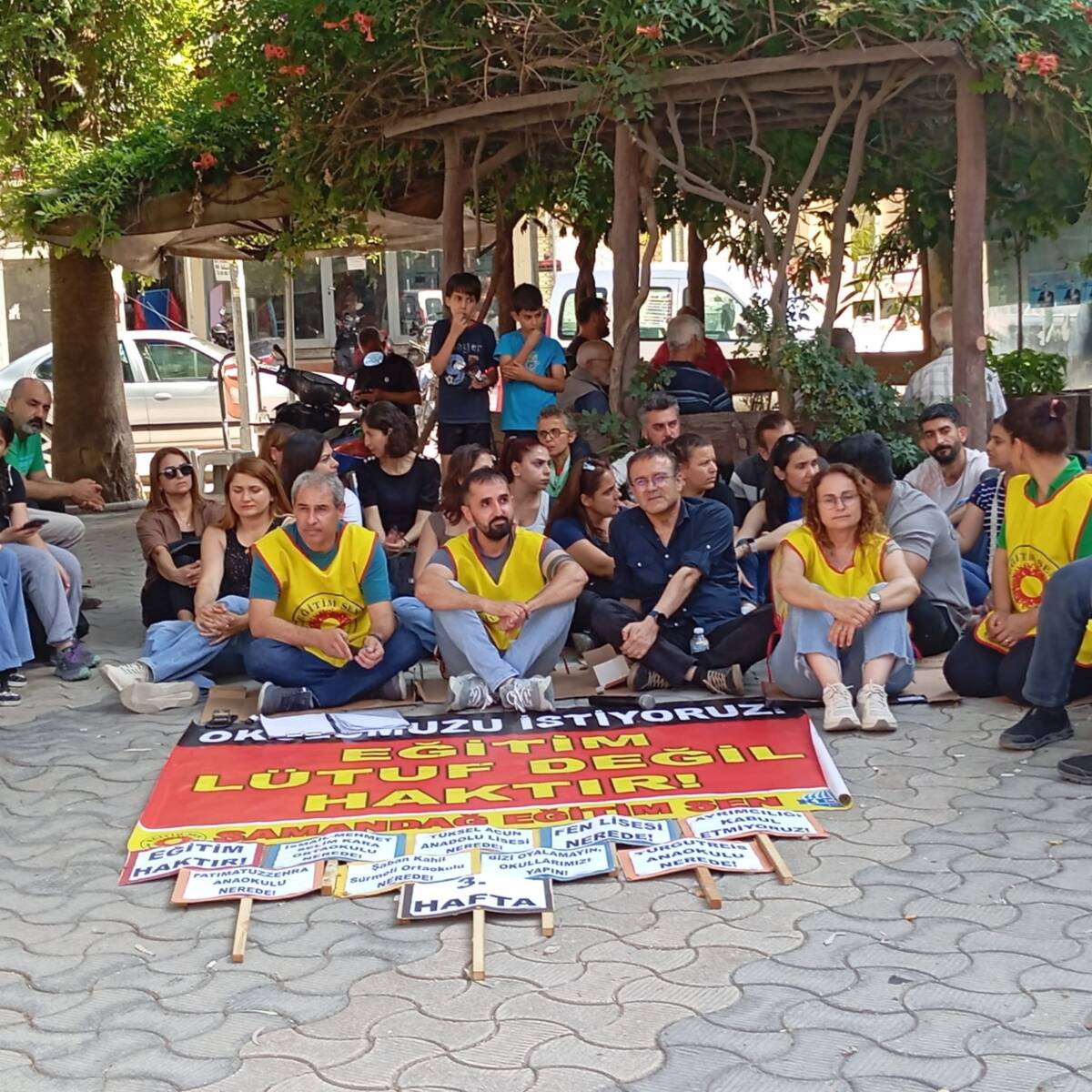 Samandağ’da depremler sonrası yıkılan veya risk nedeniyle boşaltılan okulların yerine