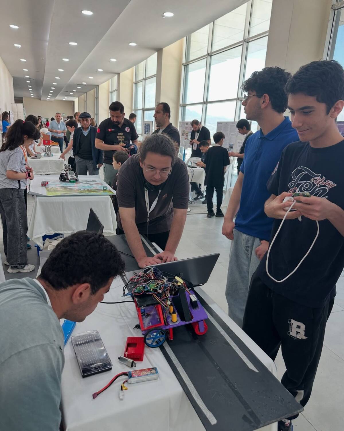 Hatay Fen Lisesi öğrencileri, bilim ve teknoloji yolculuğunda vites yükseltti.
