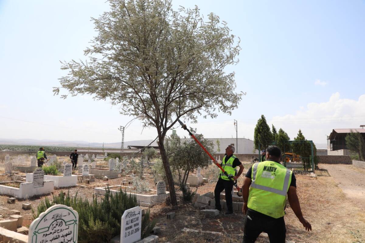 Hatay Büyükşehir Belediyesi, Kurban Bayramı öncesinde il genelindeki mezarlıklarda kapsamlı