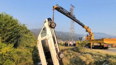 Hatay’ın Dörtyol ilçesinde meydana gelen trafik kazasında minibüs, bir otomobille