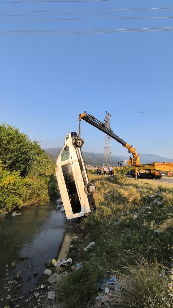 Hatay’ın Dörtyol ilçesinde meydana gelen trafik kazasında minibüs, bir otomobille